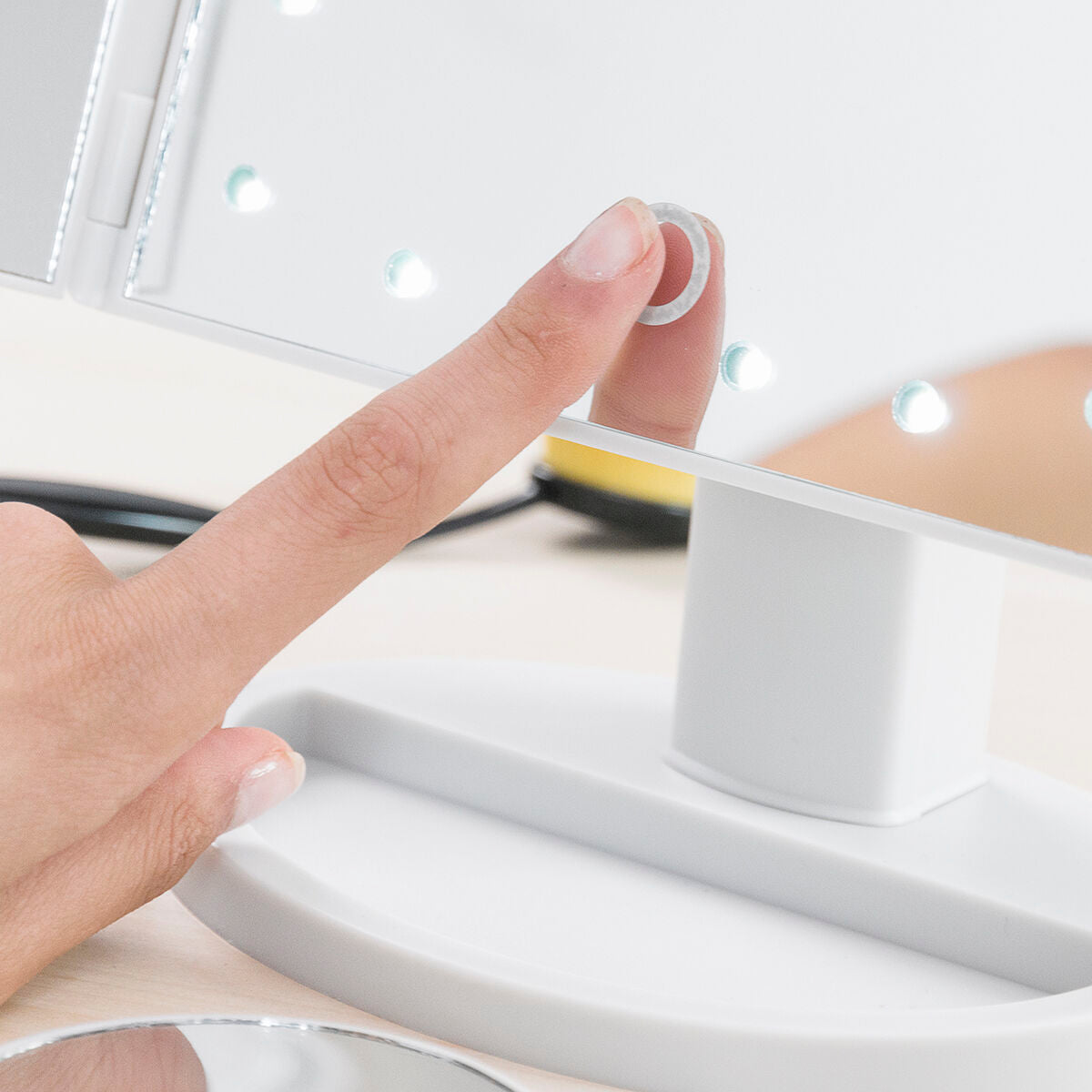 Oglindă cu Efect de Mărire cu LED 4-in-1 Ledflect InnovaGoods - SAPPHIRO